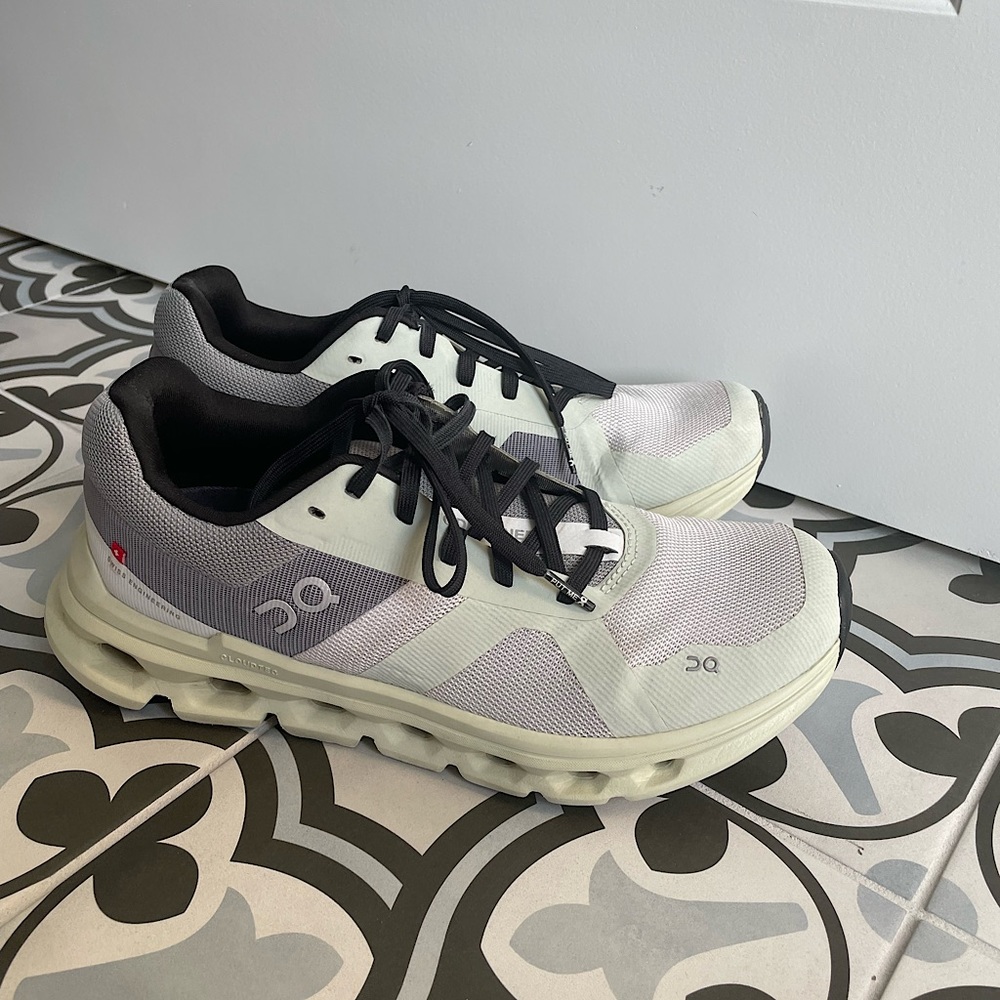 On Cloud women’s shoes SOLD